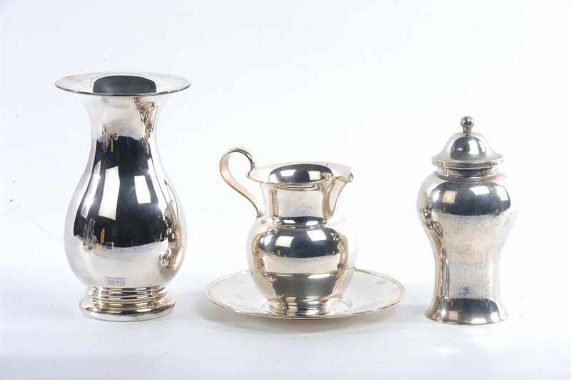 Brocca e due vasi in argento  - Asta Argenti e Gioielli Antichi e Contemporanei - Cambi Casa d'Aste