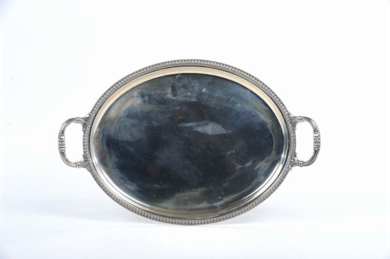 Vassoio ovale in argento a due manici  - Asta Argenti e Gioielli Antichi e Contemporanei - Cambi Casa d'Aste