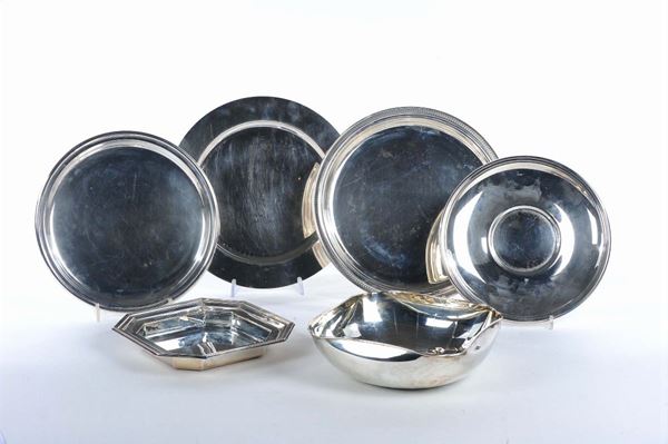 Quattro piatti diversi e due centrotavola in argento