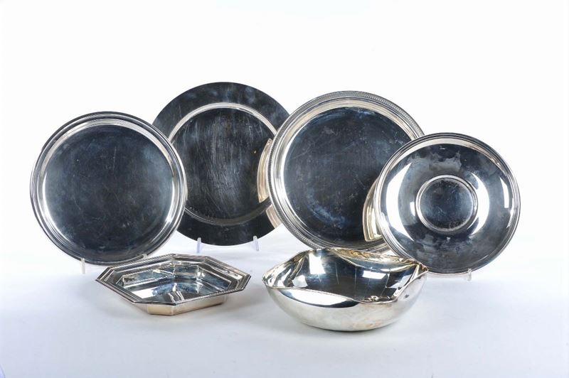 Quattro piatti diversi e due centrotavola in argento  - Asta Argenti e Gioielli Antichi e Contemporanei - Cambi Casa d'Aste