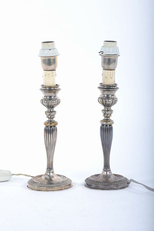 Coppia di candelieri in argento di gusto neoclassico trasformati in lumi