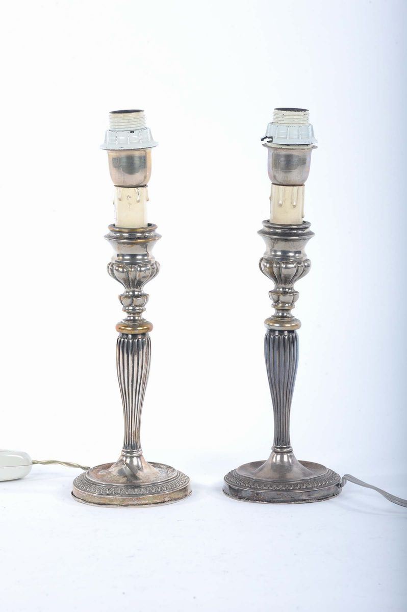 Coppia di candelieri in argento di gusto neoclassico trasformati in lumi  - Asta Argenti e Gioielli Antichi e Contemporanei - Cambi Casa d'Aste
