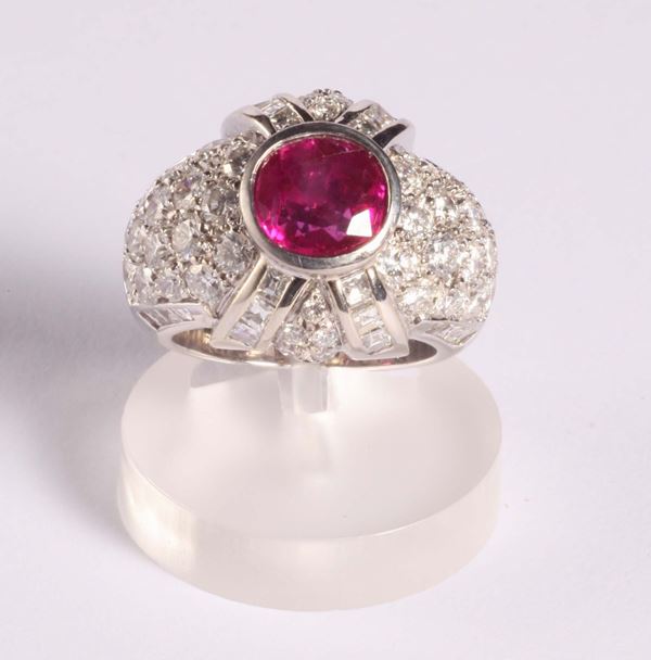 Anello con pavé di diamanti e riubino centrale