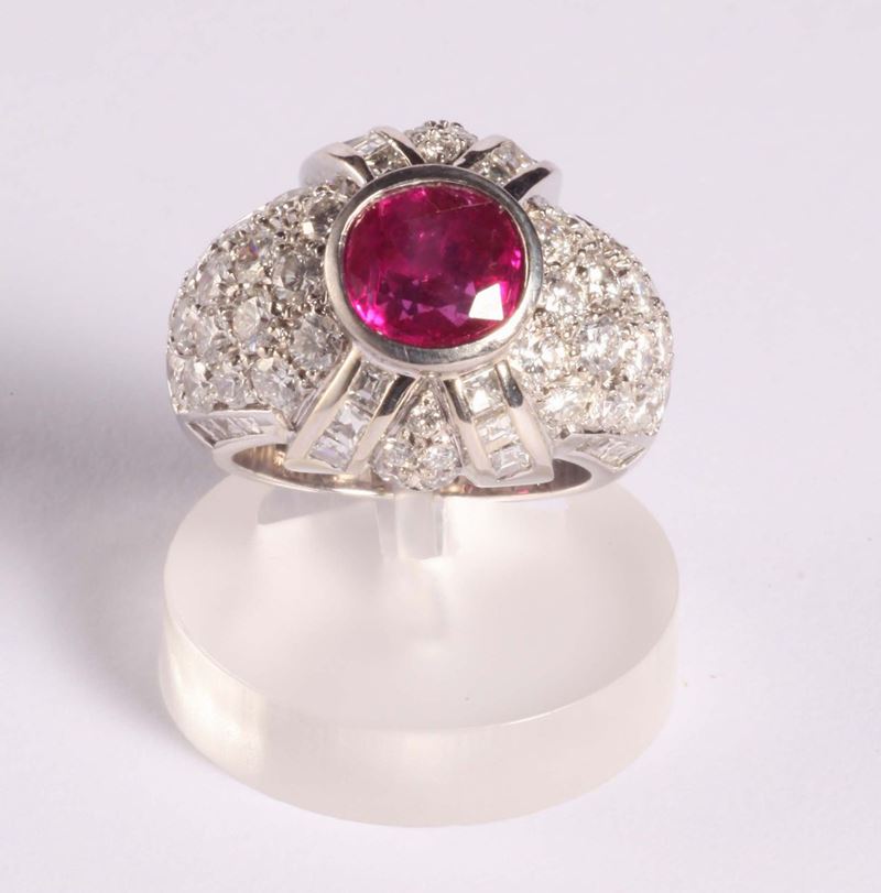 Anello con pavé di diamanti e riubino centrale  - Asta Argenti e Gioielli Antichi e Contemporanei - Cambi Casa d'Aste