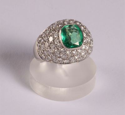 Anello con Pavé di Diamanti e Smeraldo Centrale