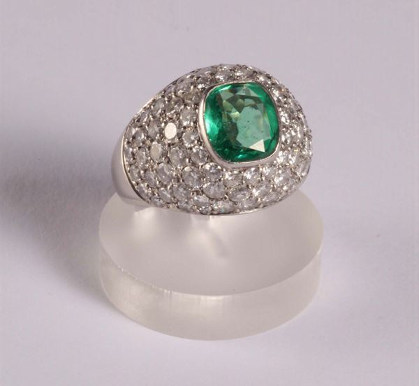 Anello con pavé di diamanti e smeraldo centrale