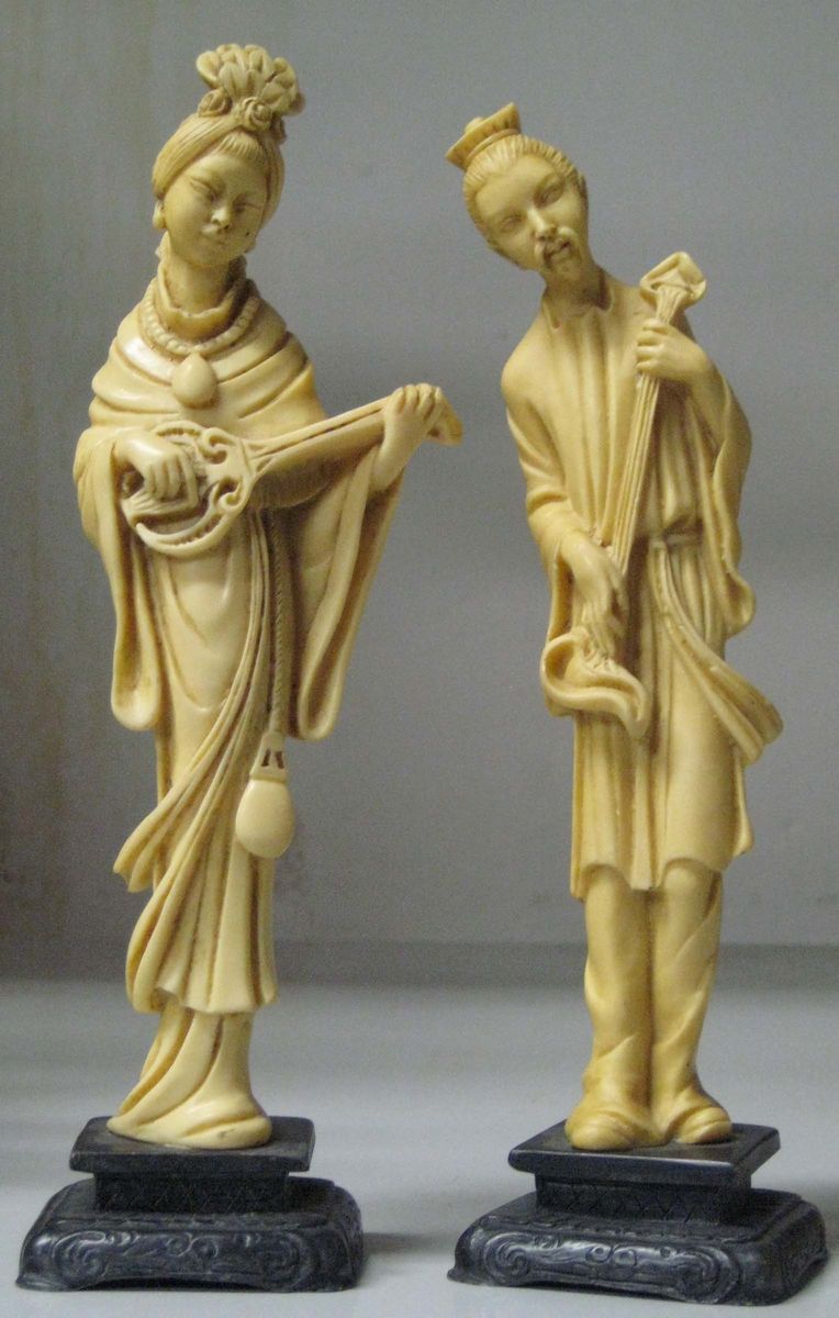 Lotto di Otto Statuine in Pasta D'avorio