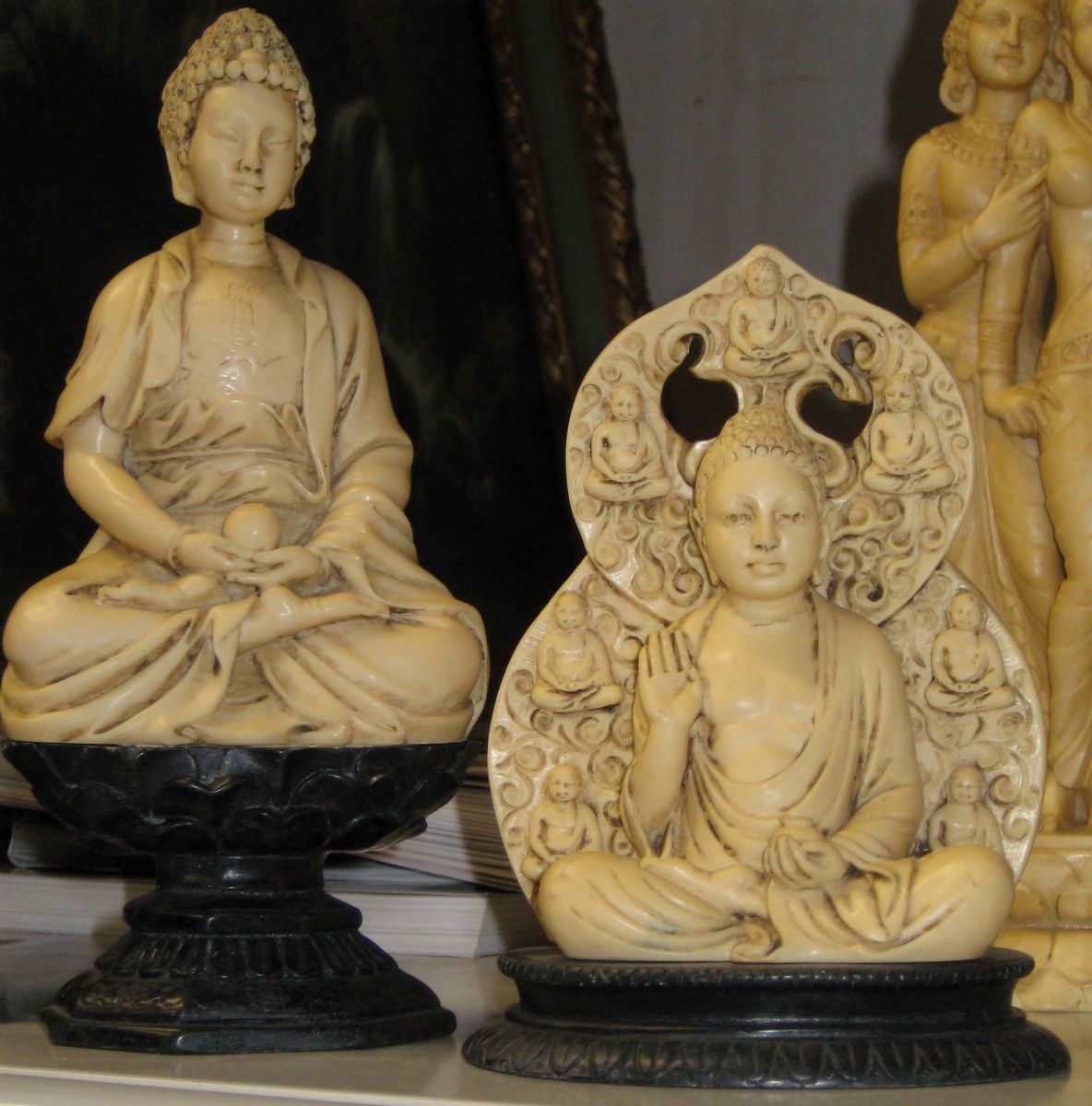 Lotto di Otto Statuine in Pasta D'avorio