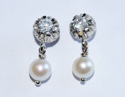 Orecchini con Piccoli Diamanti e Perla