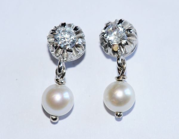 Orecchini con piccoli diamanti e perla