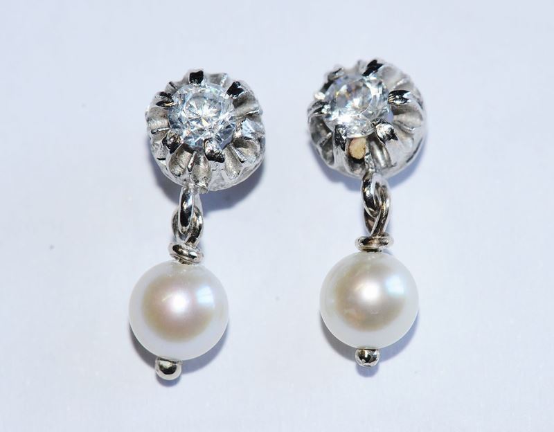 Orecchini con piccoli diamanti e perla  - Asta Argenti e Gioielli Antichi e Contemporanei - Cambi Casa d'Aste