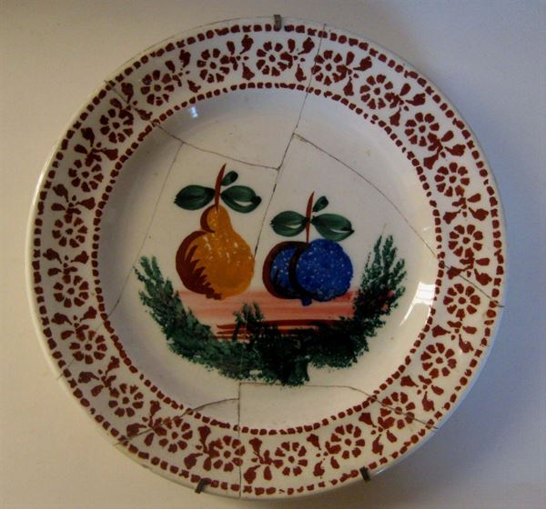Piatto in porcellana a decoro policromo con frutta, Mondovì