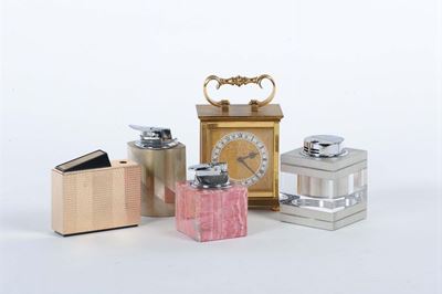 Lotto Composto da Orologio da Tavolo e Quattro Accendini da Tavolo