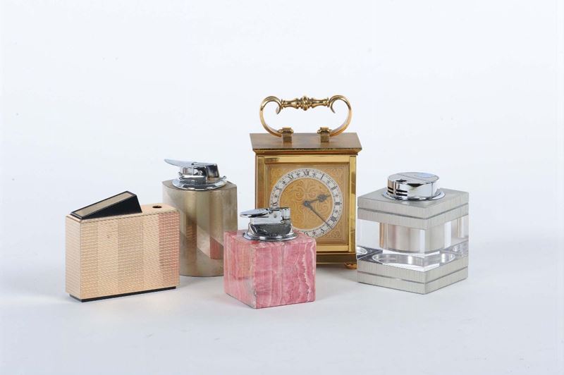 Lotto composto da orologio da tavolo e quattro accendini da tavolo  - Asta Asta OnLine 04-2012 - Cambi Casa d'Aste