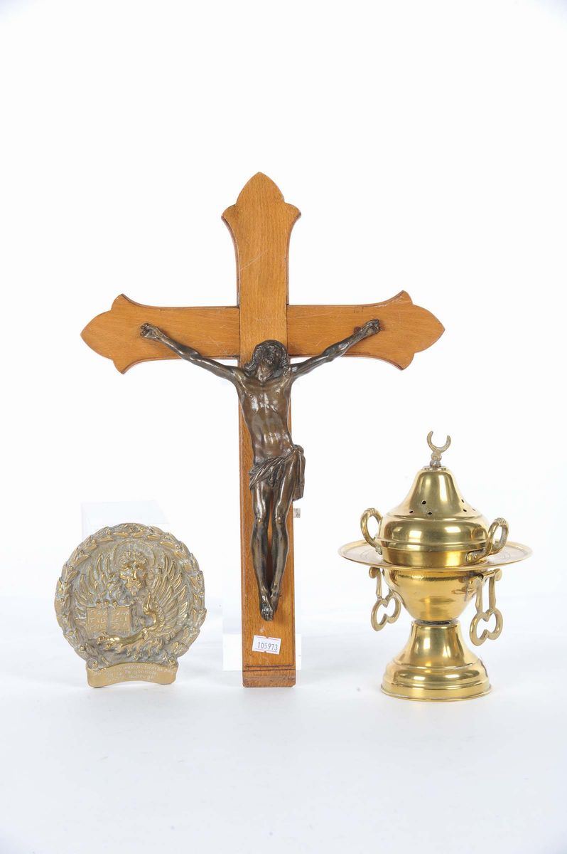 Lotto composto da placca in bronzo, corcefisso e bruciaprofumo in ottone  - Auction Antiques and Old Masters - Cambi Casa d'Aste