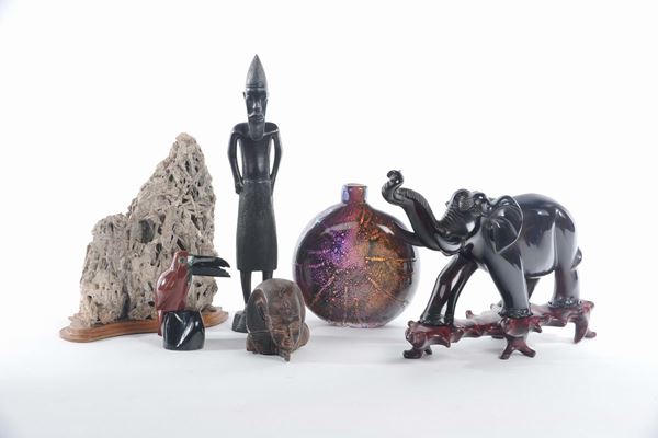 Lotto di oggetti etnici in ebano e pietre dure