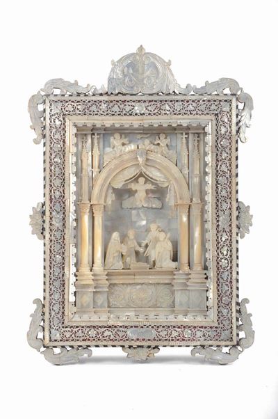 Ricca Composizione Architettonica in Madreperla Intagliata con Raffigurazione della Natività, Ter...