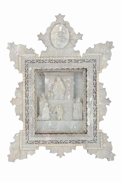 Composizione in Madreperla Raffigurante Madonna in Trono con Bambino e Santi, Terra Santa XVIII S...