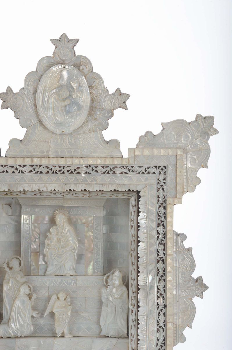 Composizione in Madreperla Raffigurante Madonna in Trono con Bambino e Santi, Terra Santa XVIII S...