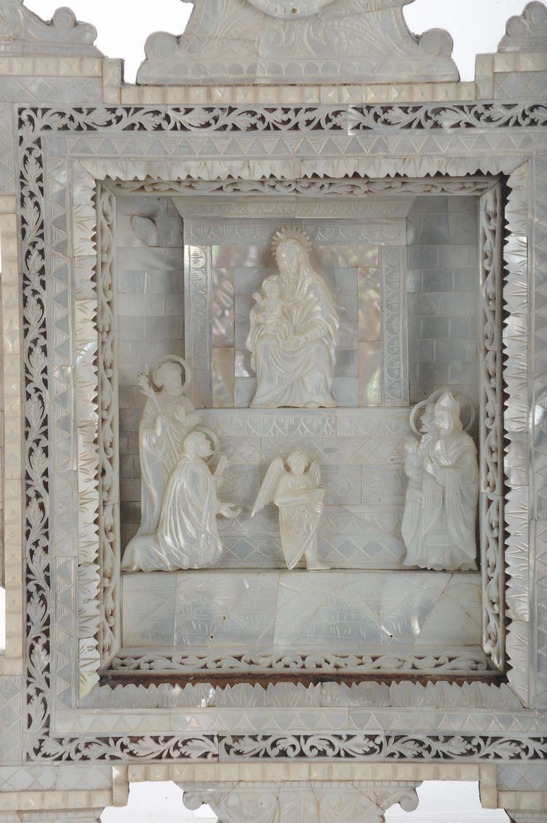 Composizione in Madreperla Raffigurante Madonna in Trono con Bambino e Santi, Terra Santa XVIII S...