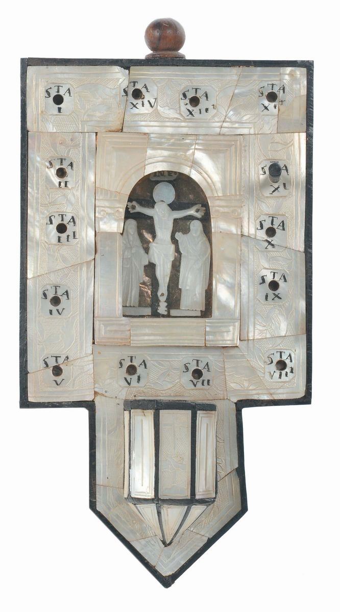 Acquasantiera in madreperla con raffigurazione della Crocifissione, Terra Santa XVIII secolo  - Asta Scultura e Oggetti d'Arte - Cambi Casa d'Aste