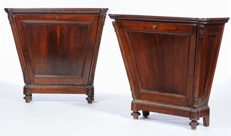 Coppia di credenzine Luigi Filippo in noce  - Asta Antiquariato e Dipinti Antichi - Cambi Casa d'Aste