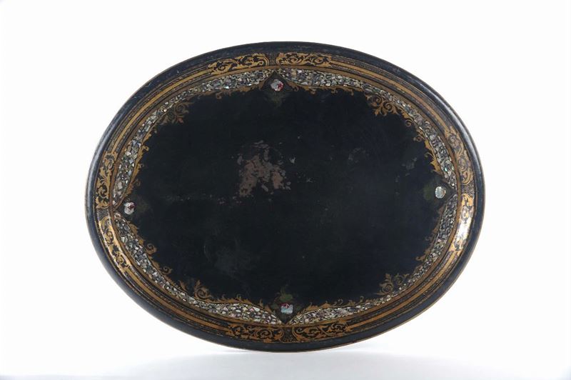 Vassoio ovale in metallo laccato in nero  - Auction OnLine Auction 7-2013 - Cambi Casa d'Aste