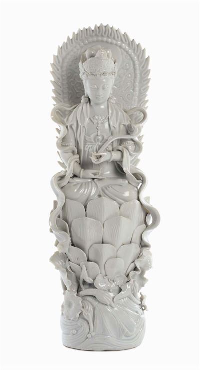 Guanyin in Porcellana Blanc De Chine Dehua Seduta su Fiore di Loto, Cina, Dinastia Qing, Fine XIX...