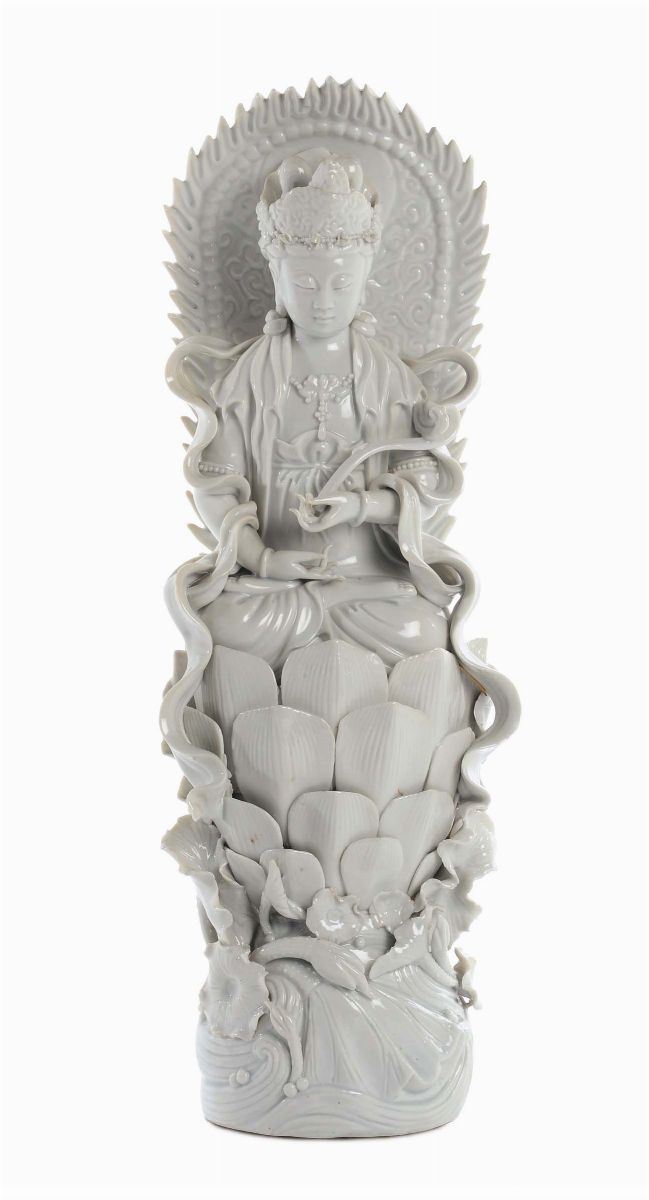 Guanyin in porcellana Blanc de Chine Dehua seduta su fiore di loto, Cina, Dinastia Qing, fine XIX secolo  - Asta Arte Orientale - Cambi Casa d'Aste