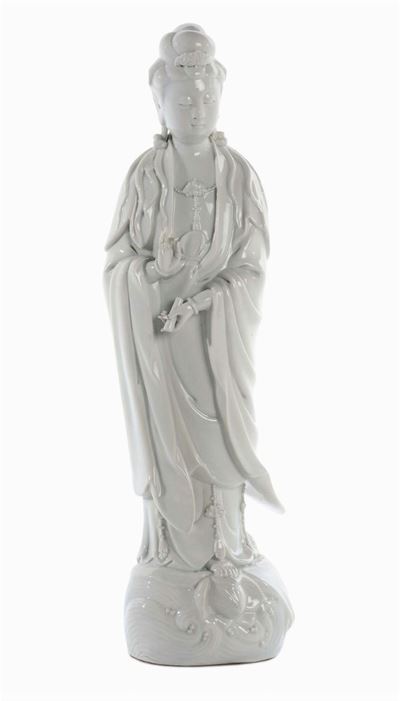 Guanyin Eretta in Porcellana Blanc De Chine con Cartiglio in Mano. Cina, Dinastia Qing, XIX Secol...