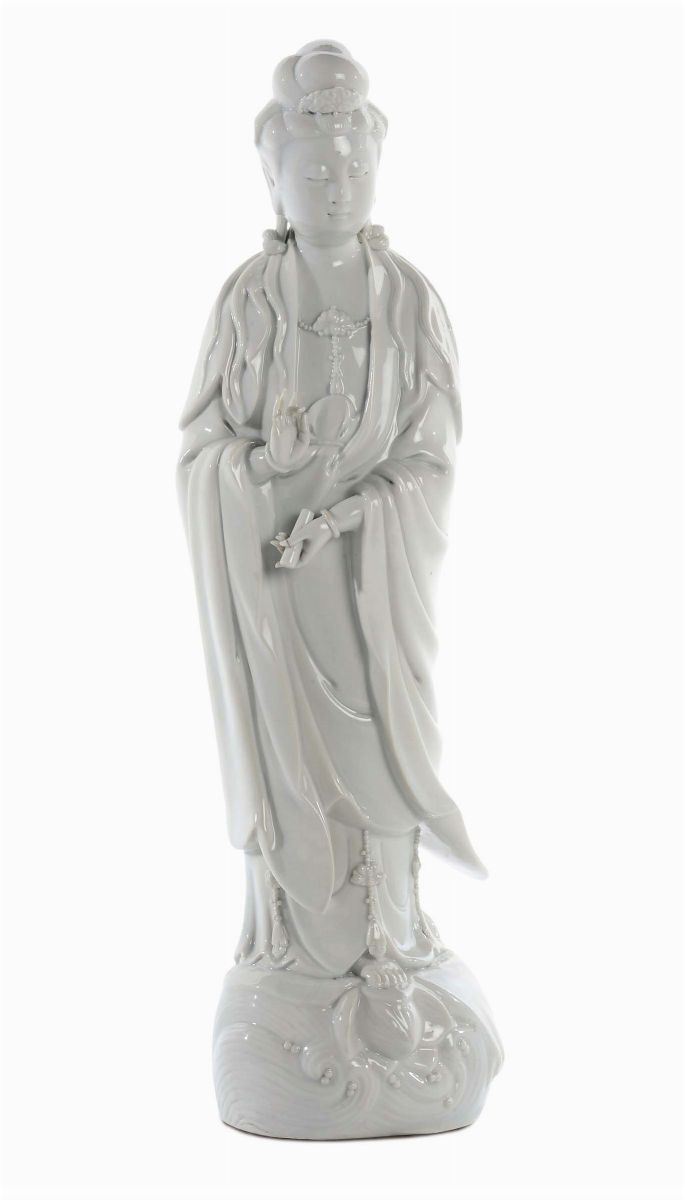 Guanyin eretta in porcellana Blanc de Chine con cartiglio in mano. Cina, Dinastia Qing, XIX secolo  - Asta Arte Orientale - Cambi Casa d'Aste