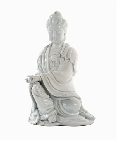 Guanyin Seduta in Porcellana Blanc De Chine con Cartiglio in Mano. Cina, Dinastia Qing, XVIII Sec...