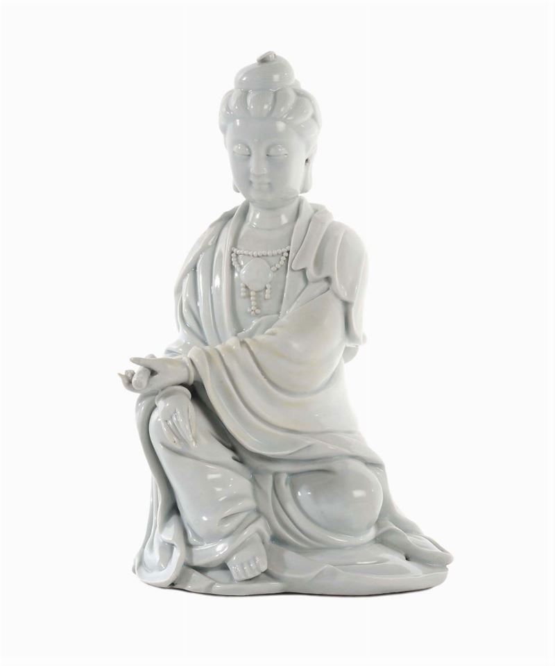 Blanc de Chine Dehau porcelain Guanyin sitting with scroll in her hands, China, Qing Dynasty, 18th century  - Auction Oriental Art - Cambi Casa d'Aste