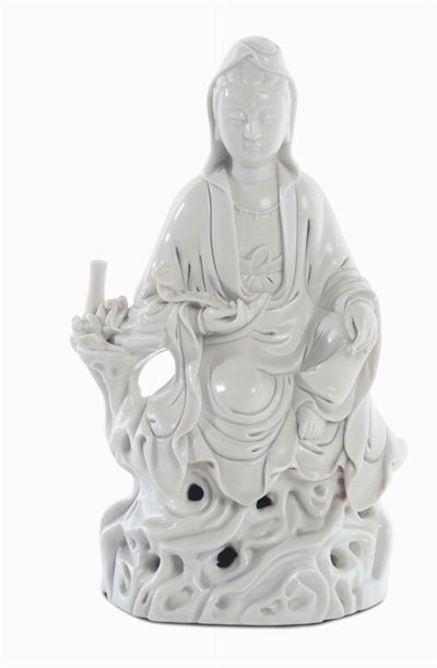 Guanyin in Porcellana Blanc De Chine Seduta con Copricapo e Scettro. Cina, XX Secolo