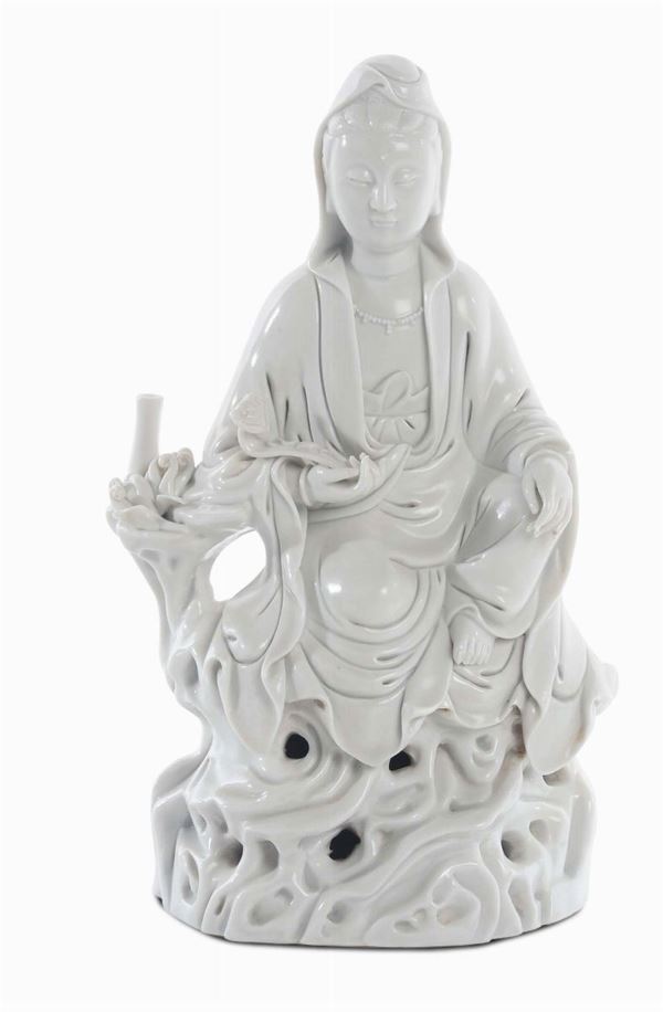 Guanyin in porcellana Blanc de Chine seduta con copricapo e scettro. Cina, XX secolo