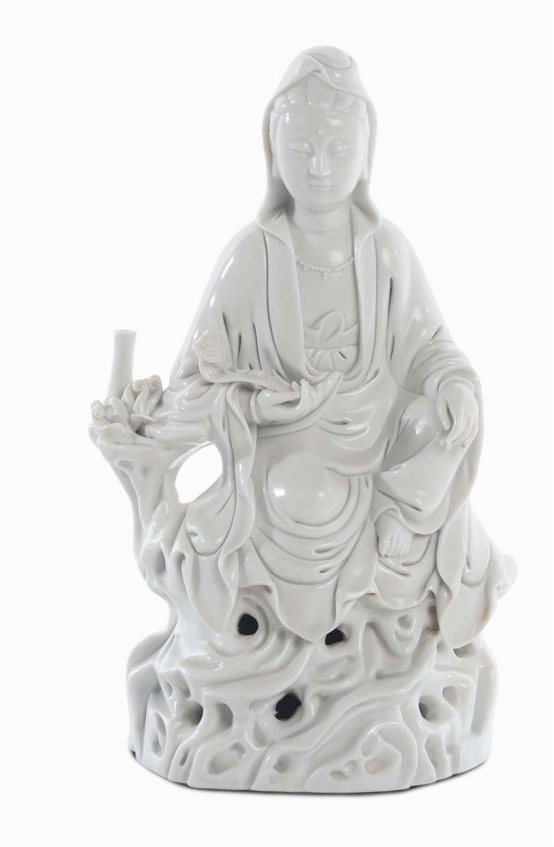 Guanyin in porcellana Blanc de Chine seduta con copricapo e scettro. Cina, XX secolo  - Asta Arte Orientale - Cambi Casa d'Aste