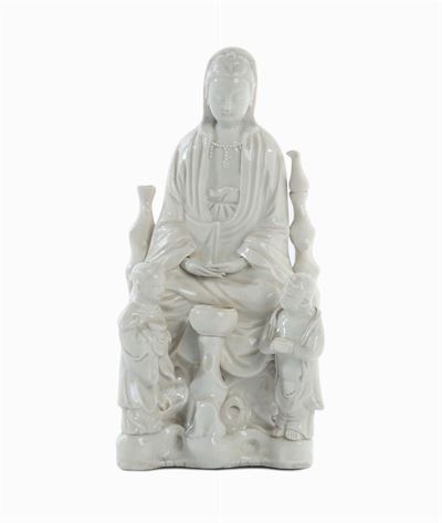 Gruppo in Porcellana Blanc De Chine Dehua con Guanyin e Due Fanciulli. Cina, Dinastia Qing, Fine ...