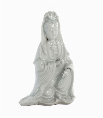Guanyin in Porcellana Blanc De Chine Dehua Seduta con Cartiglio e Copricapo. Cina, Dinastia Qing,...