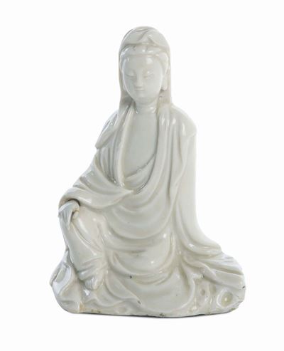 Guanyin in Porcellana Blanc De Chine Dehua Seduta con Cappuccio. Cina, Dinastia Qing, Fine XVII S...