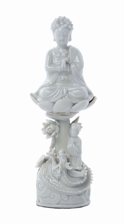 Buddha in Porcellana Blanc De Chine Dehua su Base di Fiori di Loto e Figure di Bambini. Cina, Din...