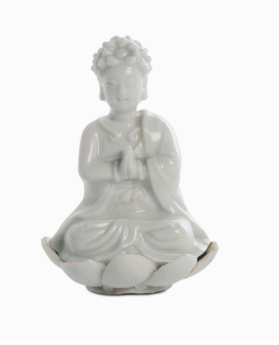 Buddha in Porcellana Blanc De Chine Dehua su Base di Fiori di Loto e Figure di Bambini. Cina, Din...