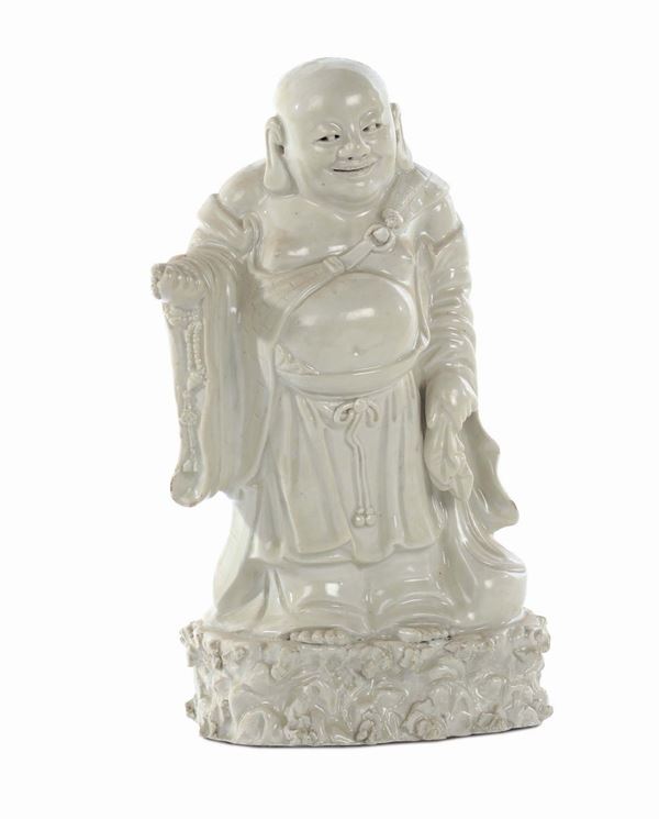 Buddha eretto in porcellana Blanc de Chine. Cina, Dinastia Qing, XIX secolo
