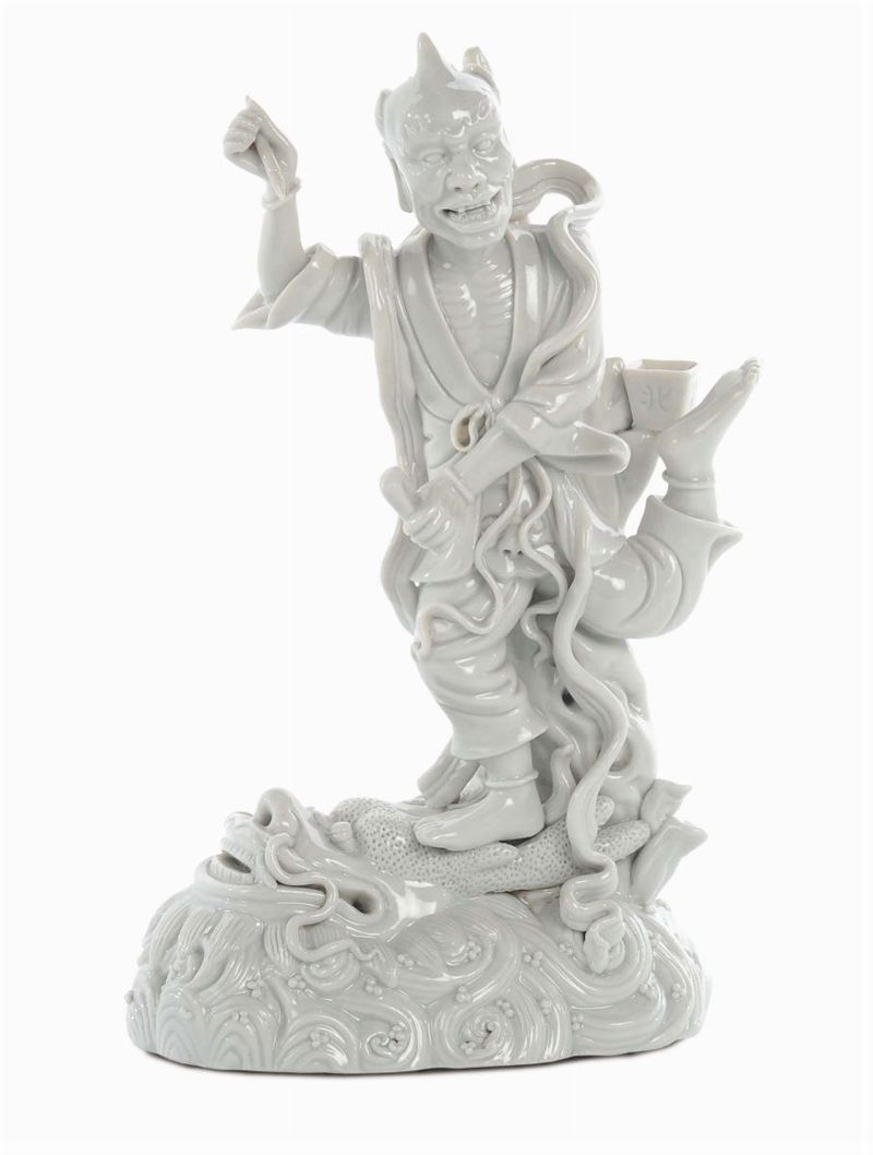 Figura in porcellana Blanc de Chine raffigurante “allegoria delle arti“, Cina XX secolo  - Asta Arte Orientale - Cambi Casa d'Aste
