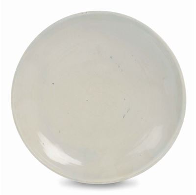 Grande Piatto in Porcellana Blanc De Chine Dehua con Decoro Segreto. Cina, Dinastia Qing, Fine XV...