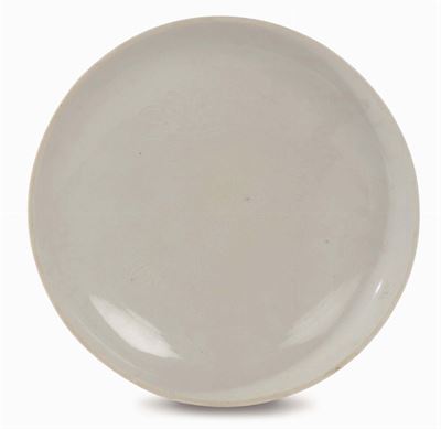 Grande Piatto in Porcellana Blanc De Chine Dehua. Cina, Dinastia Qing, Fine XVII Secolo