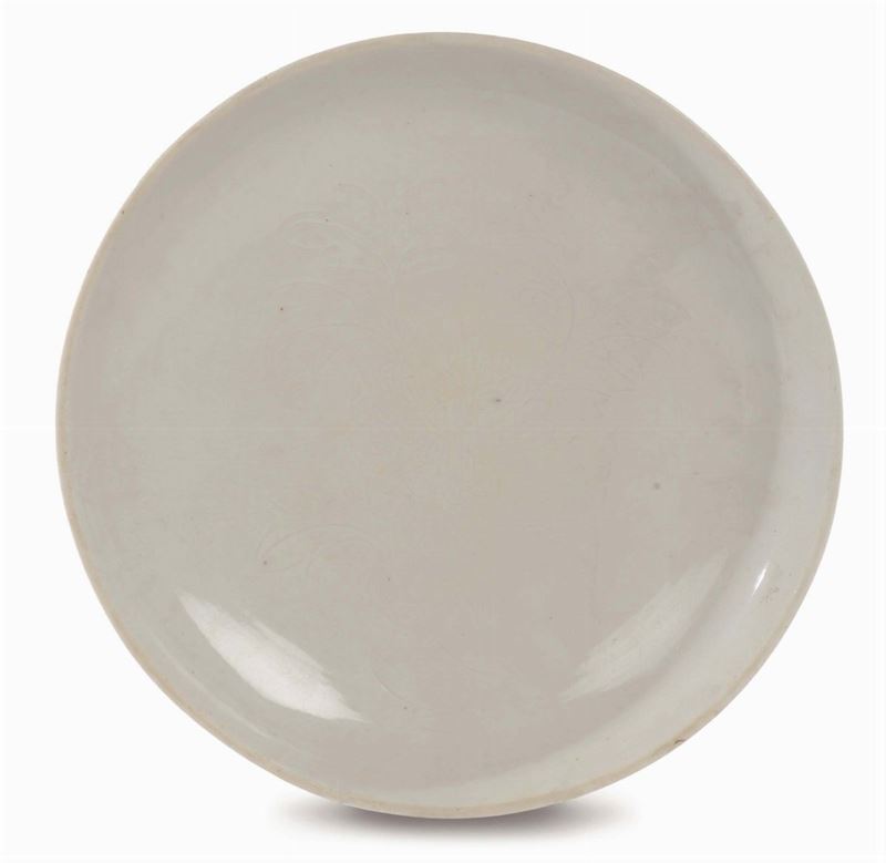 Grande piatto in porcellana Blanc de Chine Dehua. Cina, Dinastia Qing, fine XVII secolo  - Asta Arte Orientale - Cambi Casa d'Aste