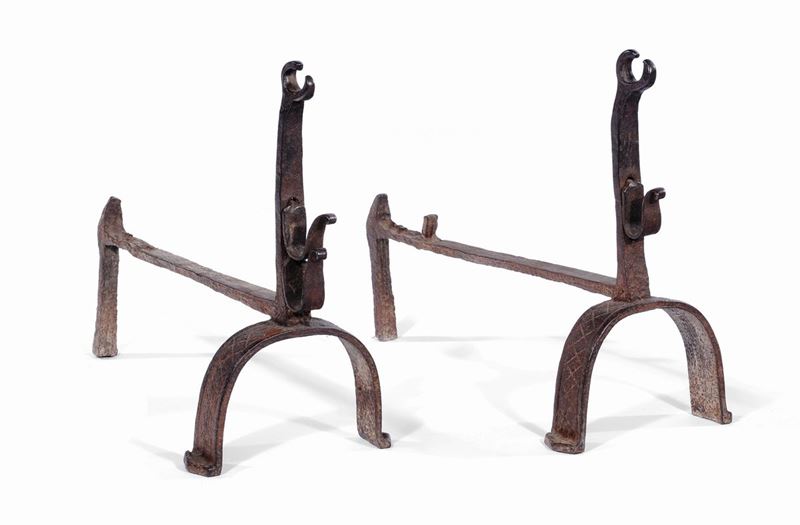 Coppia di alari in ferro battuto, probabile XVII secolo  - Asta Scultura e Oggetti d'Arte - Asta a Tempo - Cambi Casa d'Aste