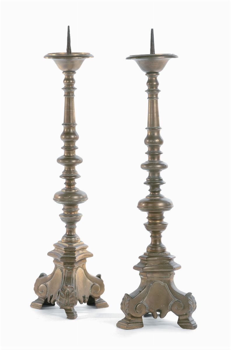 Coppia di candelieri in bronzo dorato, fine XVII secolo  - Auction Antique and Old Masters - Cambi Casa d'Aste
