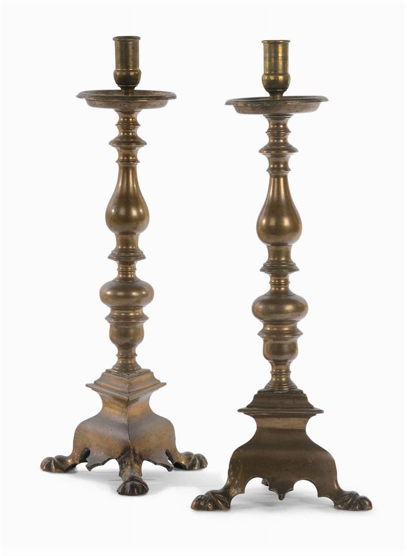 Coppia di candelieri in bronzo dorato, fine XVII secolo  - Auction Antique and Old Masters - Cambi Casa d'Aste