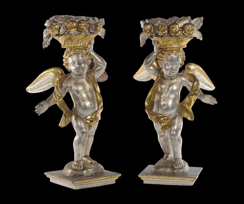 Coppia di putti in legno intagliato, argentato e dorato, nord Italia XVII-XVIII secolo  - Asta Scultura e Oggetti d'Arte - Cambi Casa d'Aste